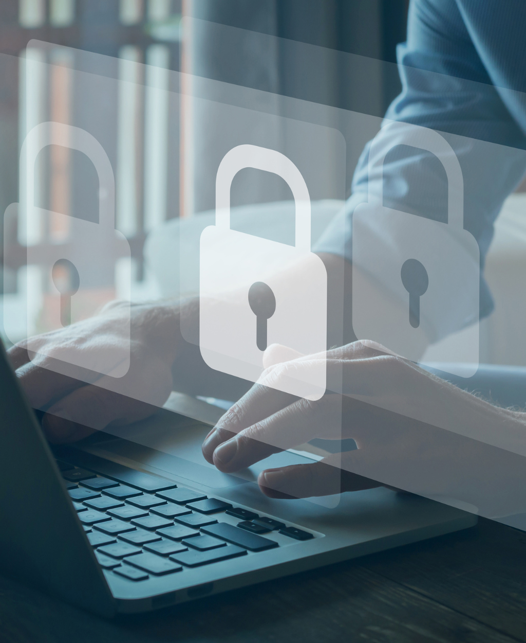 Virtuelles Schloss im Vordergrund. Hände arbeiten am Laptop im Hintergrund.