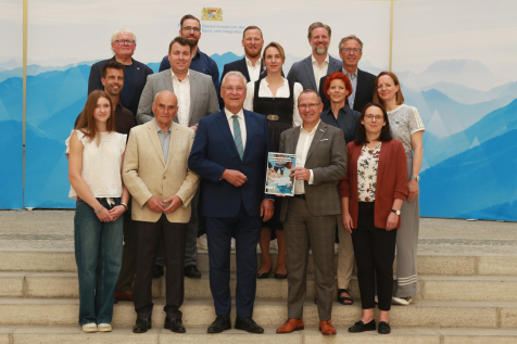 Vertreterinnen und Vertretern des Dachverbands des organisierten Sports in Bayern, dem Bayerischen Landes-Sportverband e.V. (BLSV), übergeben das Nachwuchsleistungssportkonzept an den Bayerischen Sportminister Joachim Herrmann