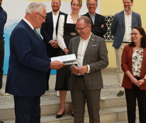 BLSV-Präsident Jörg Ammon übergibt das Nachwuchsleistungssportkonzept an Sportminister Joachim Herrmann